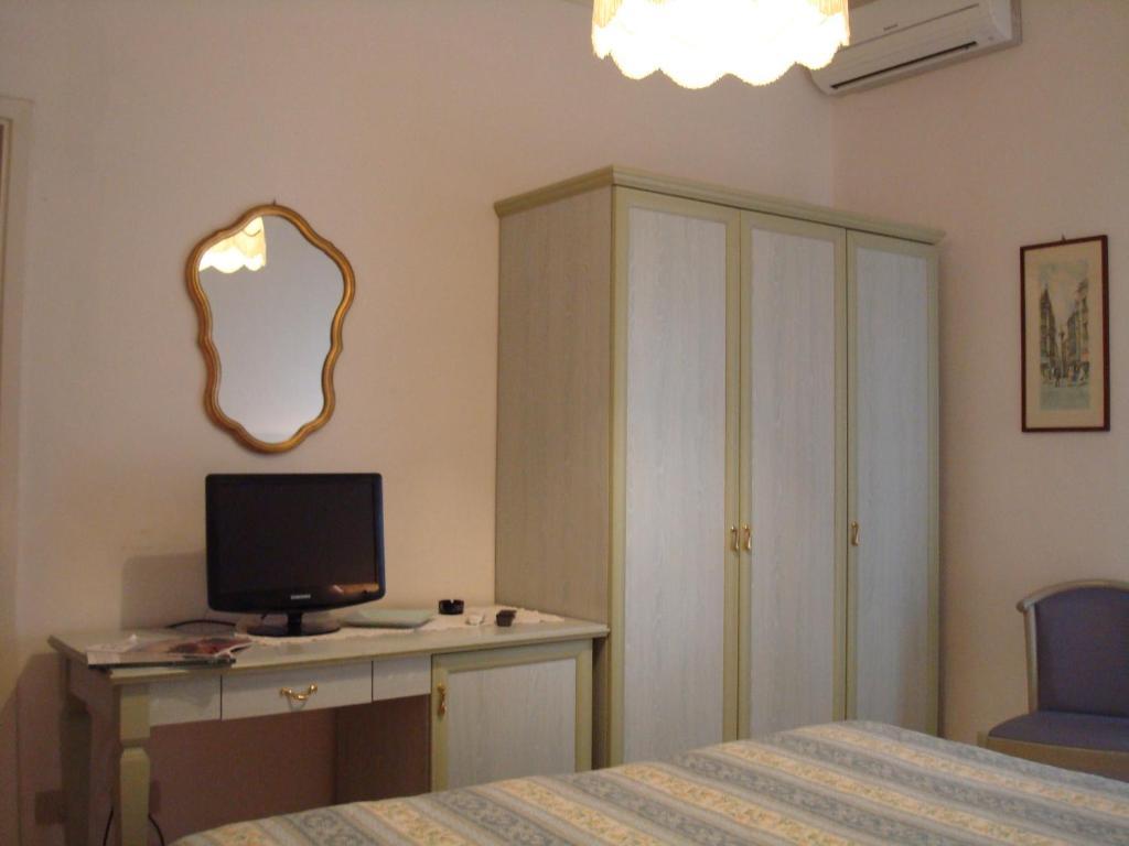 فورتي دي مارمي Hotel Villa Rona الغرفة الصورة